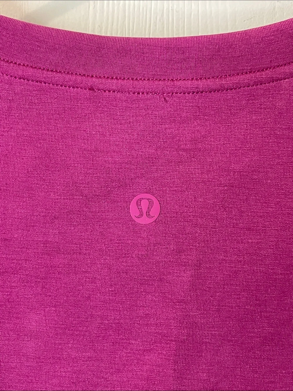 Lululemon Softstreme Gathered Cinched Cropped T-Shirt Magenta Purple Size 4 - Picture 4 of 5